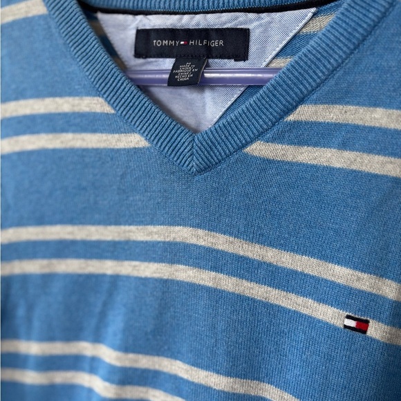 🎉4/30$🎉 Tommy Hilfiger Blue and White V-Neck Sweater▫️ - Picture 2 of 4